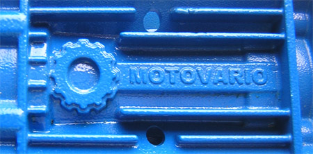 Оригинальный логотип Motovario на корпусе редуктора