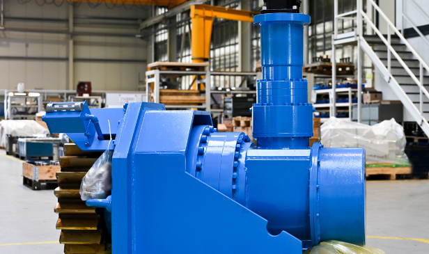 Редуктор ZIMM приводит в движение стенд сталеразливочных ковшей Редуктор ZIMM приводит в движение стенд сталеразливочных ковшей